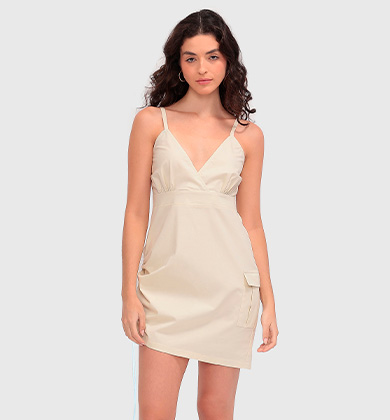 Modelo com blusa clara e cabelo ondulado