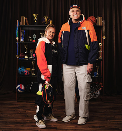 Casal sorridente em estúdio de basquete