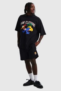 Homem usando camiseta da marca Raw Clothing
