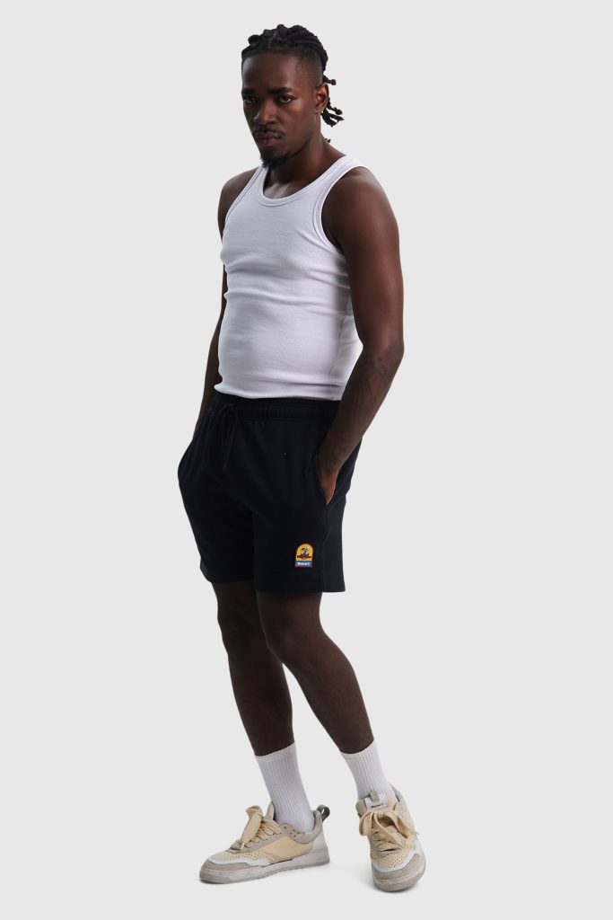 Homem em camiseta regata e shorts pretos