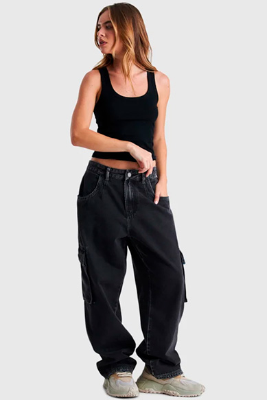 Modelo vestindo calça cargo preta e camiseta preta