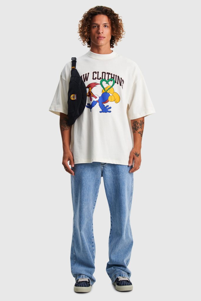 Modelo vestindo camiseta com estampa colorida