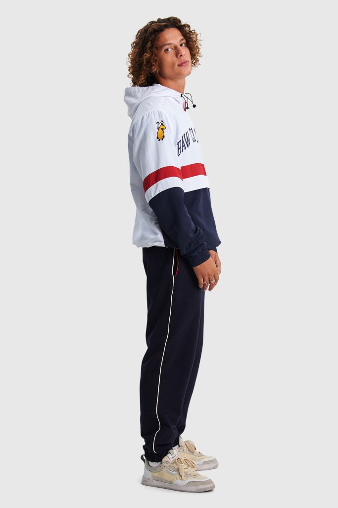 Jovem usando moletom estiloso e calça esportiva.