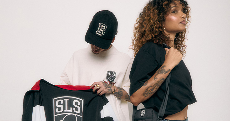 Modelo usando roupas da marca SLS em cenário minimalista