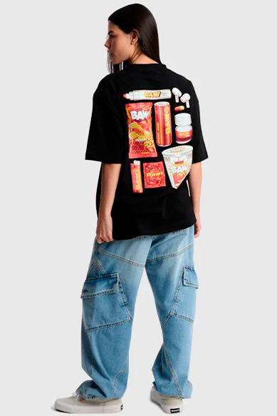 Camisa preta com estampa colorida de produtos