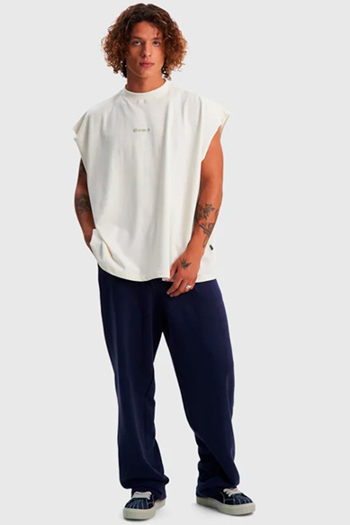 Modelo masculino usando camiseta oversized e calça escura.
