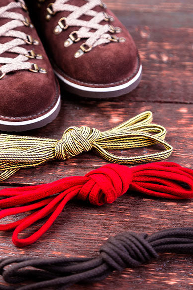 Botas com cadarços coloridos em madeira
