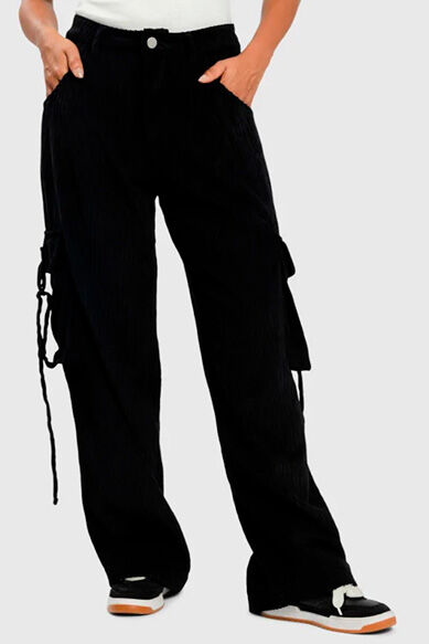 Calça cargo preta feminina com bolsos laterais.