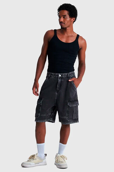 Homem usando camiseta preta e bermuda cargo cinza.