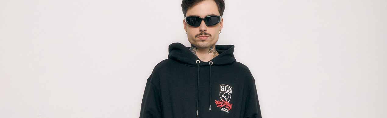 Homem com óculos escuros e moletom preto