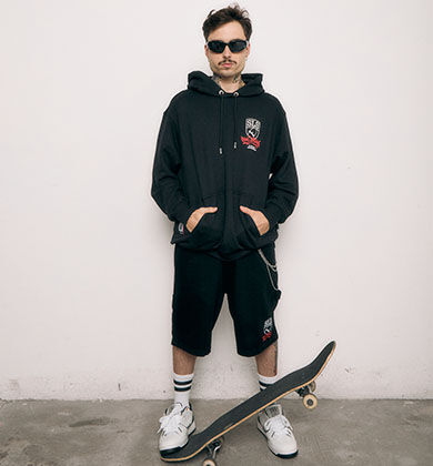 Homem com óculos escuros e moletom preto