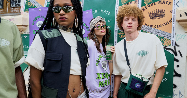 Jovens em roupas da marca Xeque Mate posando na rua