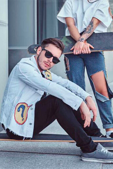 Jovens skatistas em estilo urbano, um com skate.