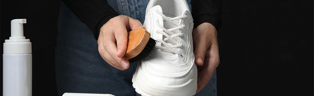 Limpeza de tênis branco com escova e produto específico