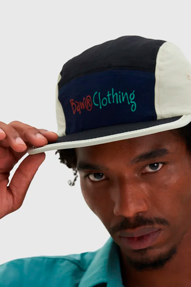Modelo com boné da marca Baw Clothing