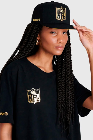 Modelo usando boné e camiseta da NFL