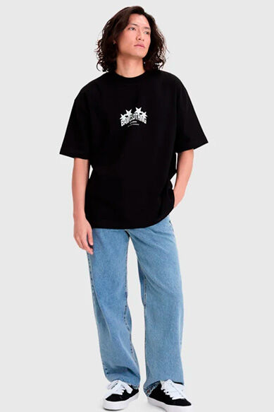 Modelo usando camiseta preta e calça jeans