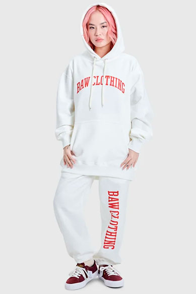 Mulher com moletom e calça branca da BAW Clothing.
