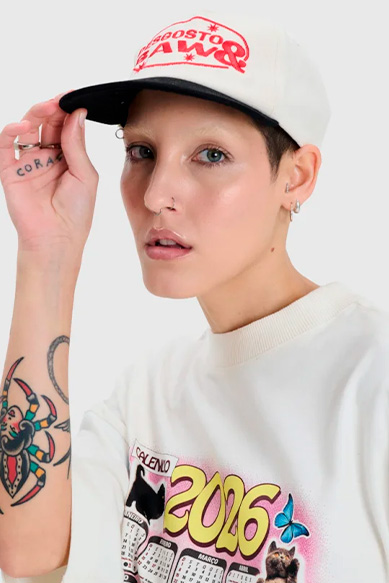 Pessoa usando boné e camiseta com estampa colorida