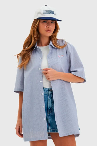 Camisa oversized azul com detalhes brancos
