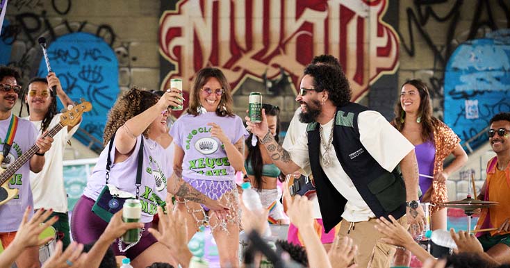 Pessoas celebrando em festa ao ar livre com bebidas.