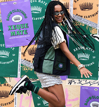 Jovem estilosa com cabelo trançado e roupas modernas.