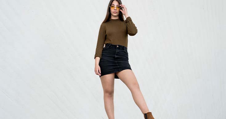 Jovem com óculos solares em pose estilosa