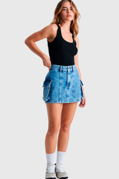 Modelo usando saia jeans com bolso lateral