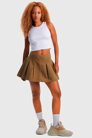 Mulher jovem com blusa branca e saia marrom