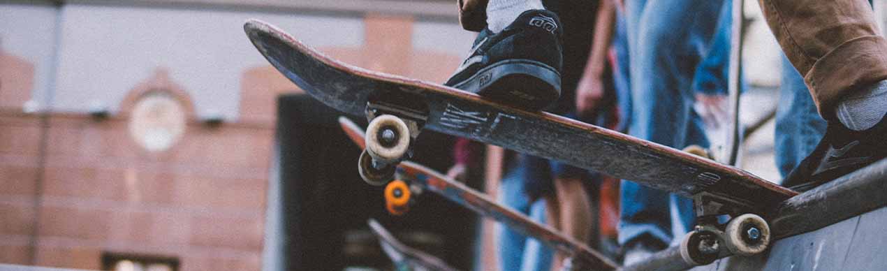 pés-sobre-skates-pista-skate