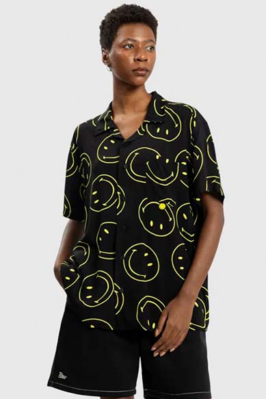 Camisa preta com estampa de rostos sorridentes