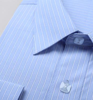 Camisa social azul com listras finas