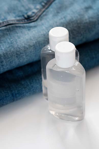 Dois frascos transparentes sobre tecido jeans