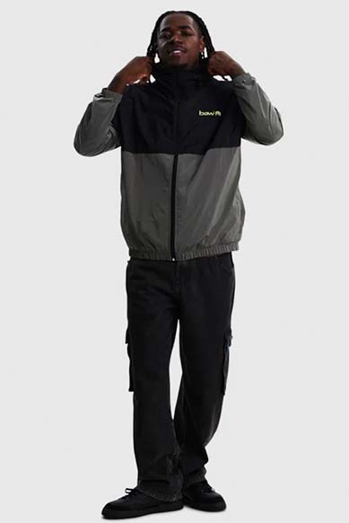 Homem usando jaqueta esportiva com calça preta