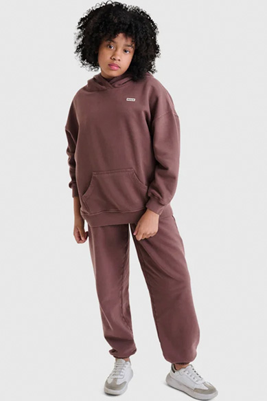 Menina com moletom e calça marrom casual