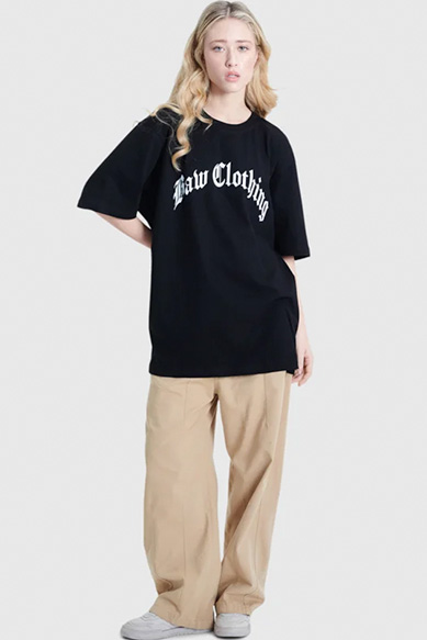 Modelo usando camiseta oversized da Baw Clothing