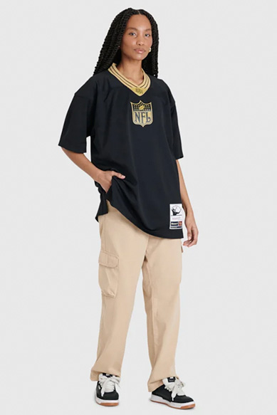 Modelo usando camiseta NFL e calça cargo