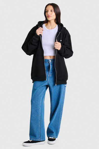 Modelo feminina usando moletom preto e calça jeans ampla