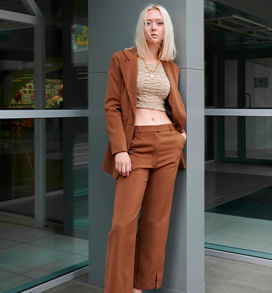 Modelo usando terno marrom em ambiente urbano