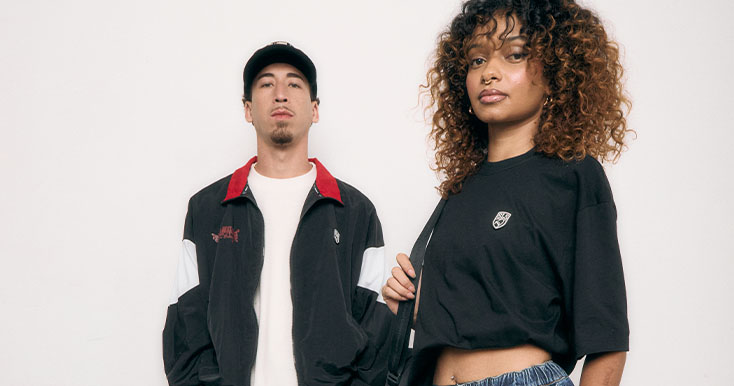 Modelo masculino e feminino com roupas casuais modernas.