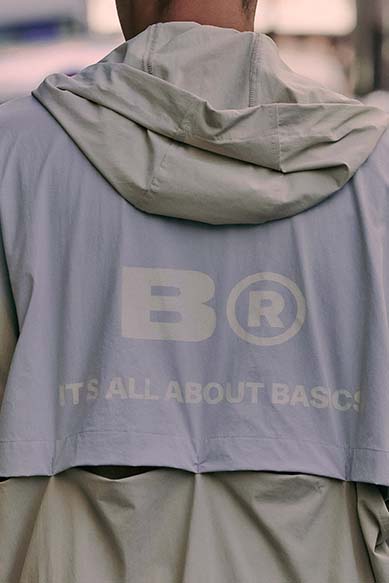 Moletom claro com logo e frase em destaque