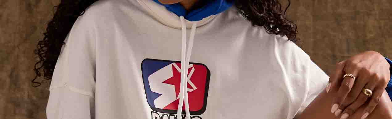 Mujer usando moletom com logo colorido