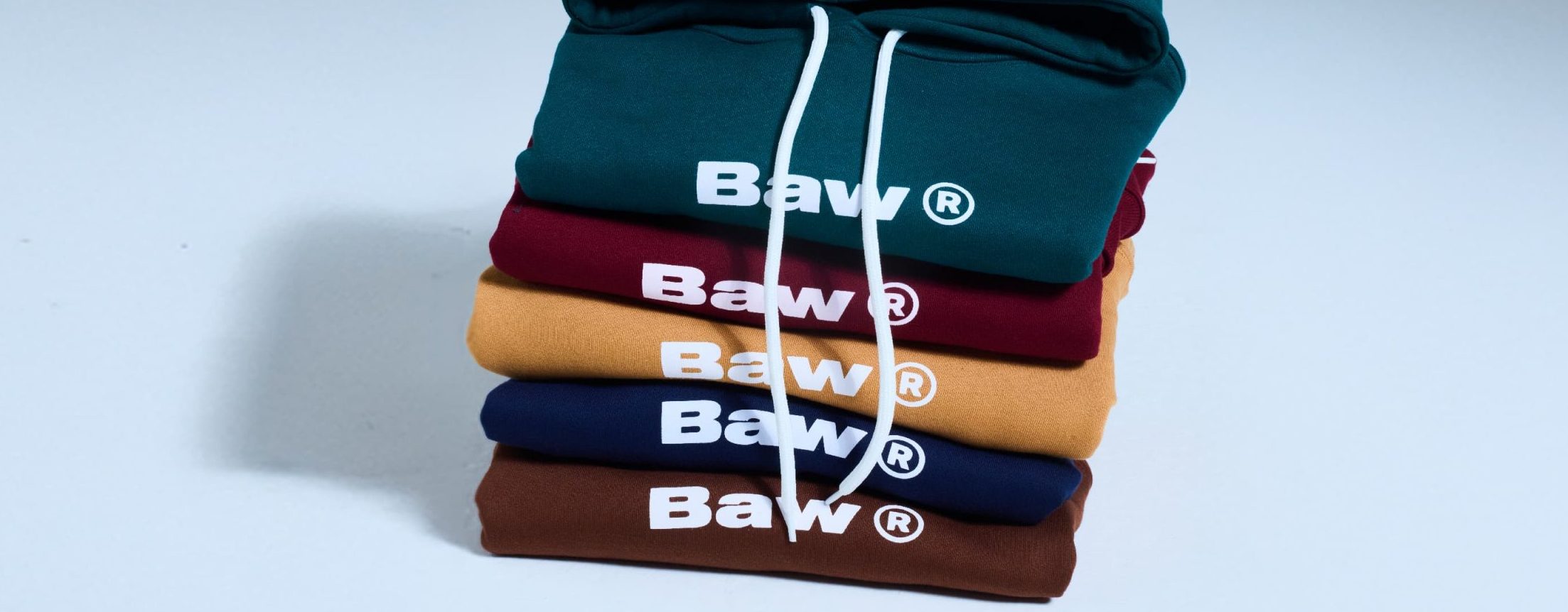 Hoodies da baw empilhados