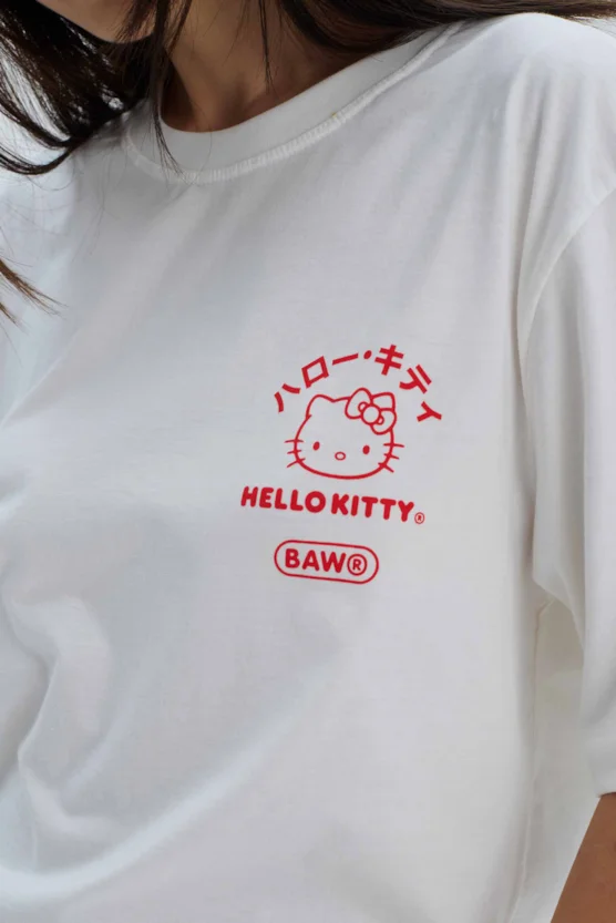 Camiseta branca com a estampa da colab Baw e Helllo Kitty