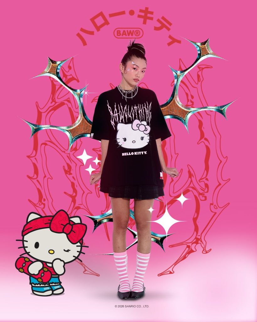 Mulher utilizando roupa da colab Baw e Hello Kitty