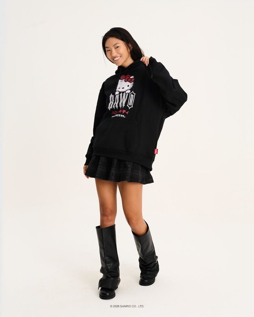 Mulher utilizando roupas da colab Baw e Hello Kit