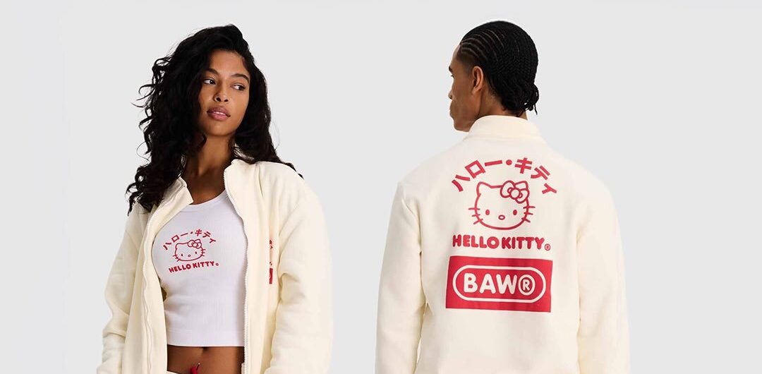 Pessoas utilizando roupas da colab Baw e Hello Kitty