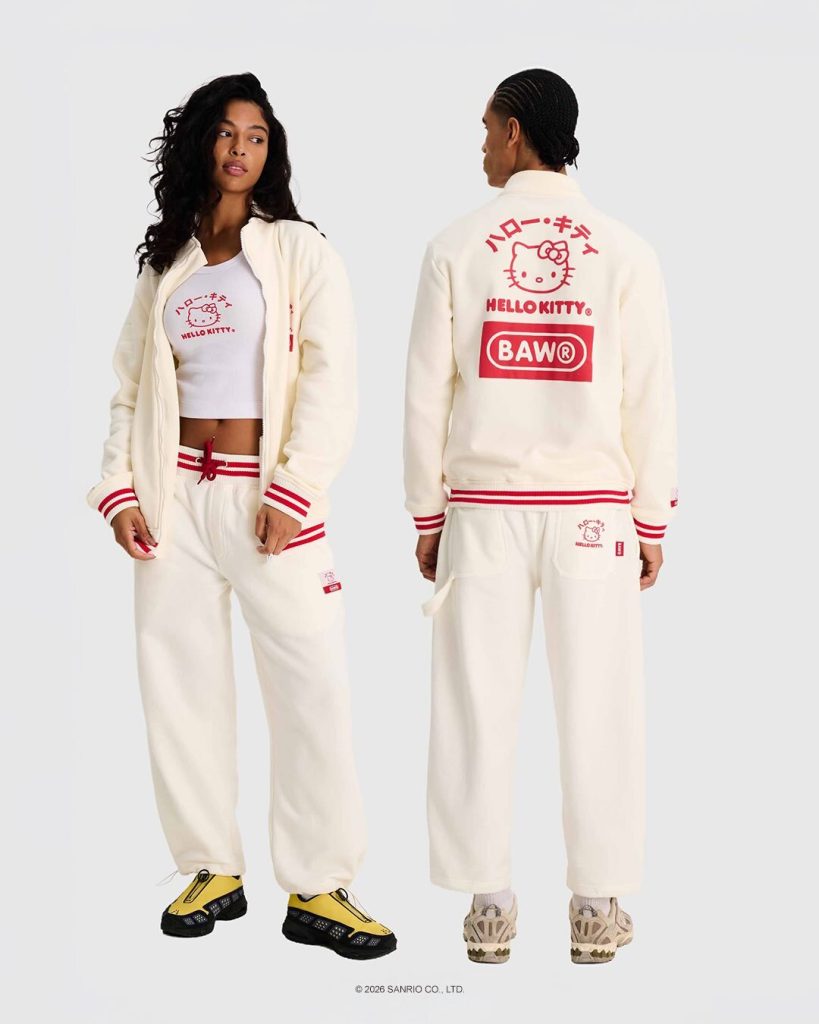 Mulher utilizando roupas da colab Baw e Hello Kitty